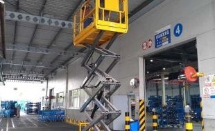 商場內(nèi)高空作業(yè)的理想選擇:自行鋁合金升降平臺