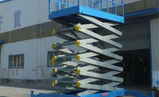 剪叉式平臺(tái)加固高空作業(yè)安全性，適合機(jī)場和車站使用