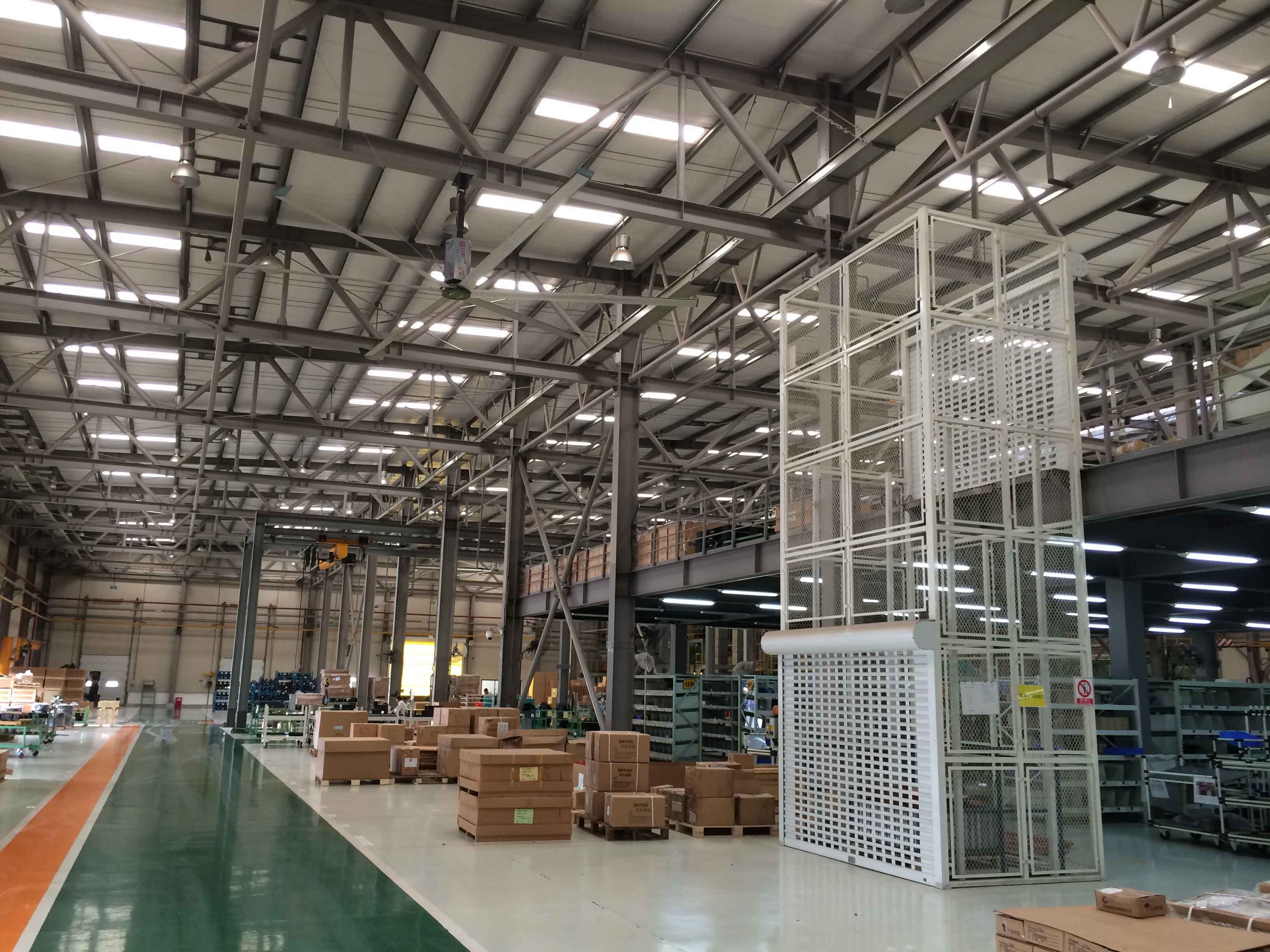 曲臂式高空作業(yè)平臺(tái)助力車站設(shè)備檢修